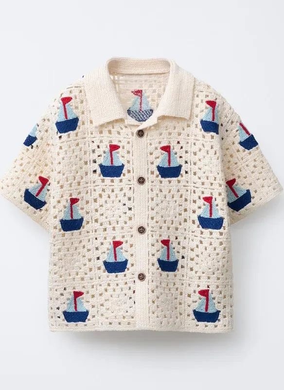 Camisa creme com aplicações de barquinhos